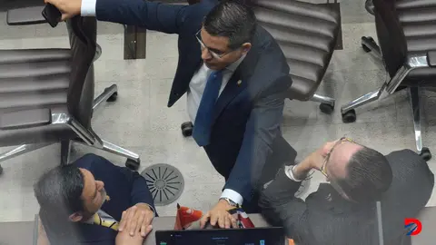 Los diputados Progresitas Gilberto Campos y Eli&eacute;cer Feinzing junto al Fabricio Alvarado de Nueva Rep&uacute;blica conversaban durante el plenario en busqueda de acuerdos