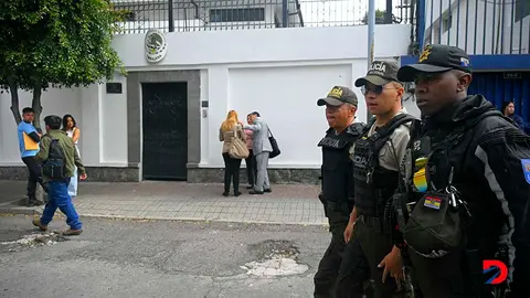 Efectivos de polic&iacute;a ecuatorianos a las afueras de la embajada de M&eacute;xico, el pasado 8 de abril. Foto: Rodrigo Buend&iacute;a / AFP.