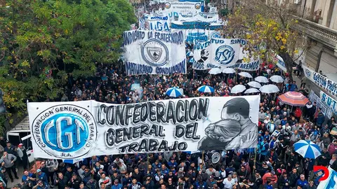 Miles de personas se manifestaron en Buenos Aires en contra de las reformas que impulsa el gobierno de Javier Milei en Argentina. Foto: Luis Robayo / AFP.