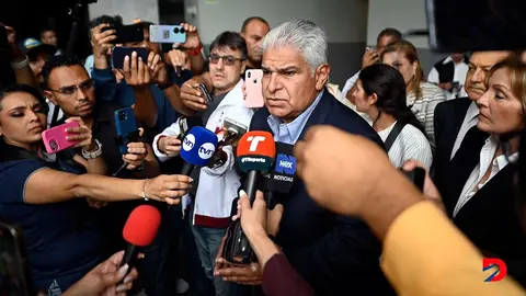 Jos&eacute; Ra&uacute;l Mulino habla con los medios de comunicaci&oacute;n a la salida de una reuni&oacute;n. Foto: Marvin Recinos / AFP.