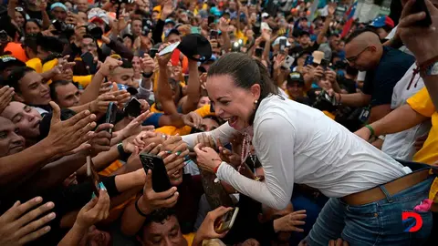 La l&iacute;der de la oposici&oacute;n venezolana, Mar&iacute;a Corina Machado, saluda a sus seguidores durante un acto en Maracaibo. Foto: Juan Barreto / AFP.