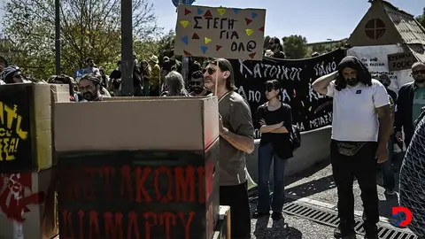 Un manifestante se pronuncia en contra de los altos alquileres en Atenas, Grecia, en el marco{ de la campa&ntilde;a de cara a las elecciones de la UE. Foto: Arias Messinis / AFP.