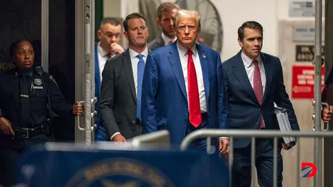 El expresidente Donald Trump sale de la Corte despu&eacute;s de la audiencia de este lunes en el juicio penal que se le sigue. Foto: Steven Hirsch / AFP.