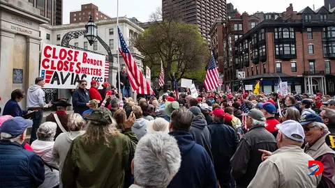 Miles acudieron a una manifestaci&oacute;n en Boston, Estados Unidos, el pasado s&aacute;bado, para pedir el cierre de la frontera con M&eacute;xico. Foto: Joseph Prezioso / AFP.