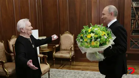 Vladimir Putin le rindi&oacute; un homenaje a su maestra de escuela, Vera Gurevich, en el marco de la inauguraci&oacute;n de su nuevo mandato presidencial en Rusia. Foto: Gavriil Grigorov / Pool / AFP.