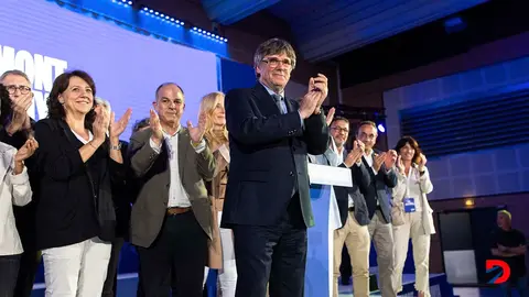 Carles Puigdemont aspira a salir bien librado del caos que dejaron las elecciones en el entorno pol&iacute;tico en Catalu&ntilde;a. Foto: Matthieu Rondel / AFP.