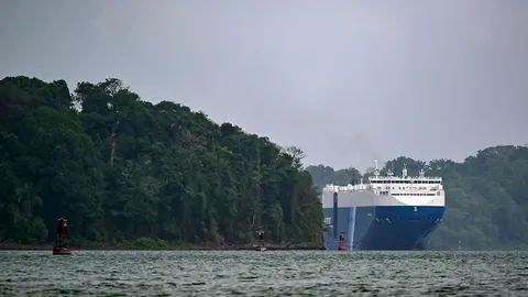 Vista de un carguero en el Lago Gat&uacute;n, en el Canal de Panam&aacute;. Foto: Mart&iacute;n Bernetti / AFP.