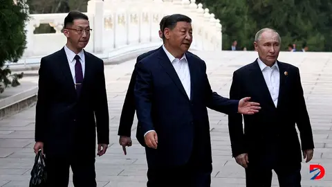Imagen distribuida por la agencia estatal rusa Sputnik. Los mandatarios Xi Jinping y Vladimir Put&iacute;n caminan juntos en Beijing. (Foto: Mikhail Metzel / Pool / AFP.