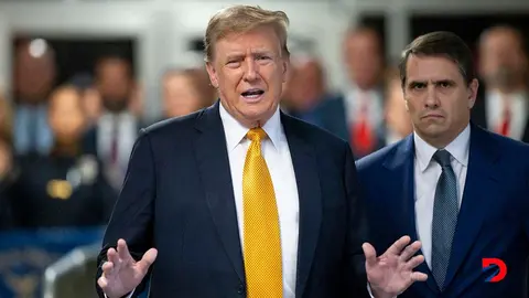 El ex presidente de Estados Unidos, Donald Trump, a la salida de la audiencia de este martes en la Corte Criminal de Manhattan, en Nueva York. Foto: Justin Lane / Pool / AFP.
