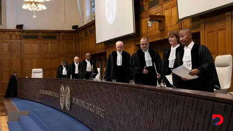 Los magistrados de la CIJ llegan a la audiencia en la que determinar&iacute;an que Israel debe detener sus operaciones en Rafah. Foto: Nick Gammon / AFP.