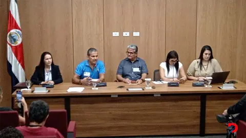 Miembros del Frente Nacional de Lucha y UNDECA piden la salida de la Presidente de la Caja. Foto S&oacute;crates Colindres