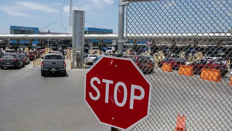 Los diferentes pasos fronterizos entre M&eacute;xico y Estados Unidos ser&aacute;n cerrados cuando se llegue al umbral de 2.500 migrantes por d&iacute;a. Foto: Guillermo Arias / AFP.
