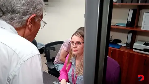 Cristina Meza de la Ventanilla &uacute;nica del Departamento de Registro Electoral del TSE, recibi&oacute; y verific&oacute; que todas las firmas y documentaci&oacute;n estuvieran completa. Foto S&oacute;crates Colindres