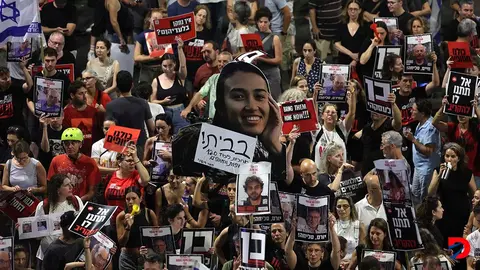 Familiares y amigos de los ciudadanos israel&iacute;es secuestrados en Gaza salieron a manifestarse tras el anuncio sobre la liberaci&oacute;n de cuatro de ellos. Foto: Jack Guez / AFP.