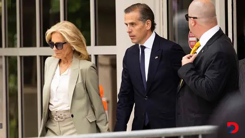 Hunter Biden, hijo del presidente de Estados Unidos, Joe Biden, fue encontrado culpable en el juicio que se le sigui&oacute; por tres cargos relacionados con posesi&oacute;n ilegal de arma de fuego. Foto: Ryan Collerd / AFP.