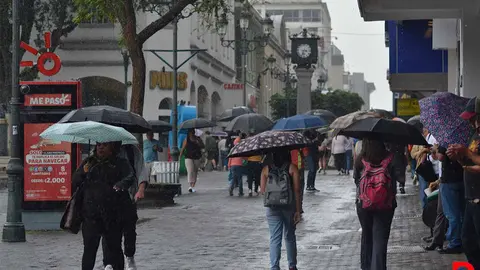 Las lluvias se presentaron desde temprano en diferentes partes del pa&iacute;s este martes. Foto: S&oacute;crates Colindres.