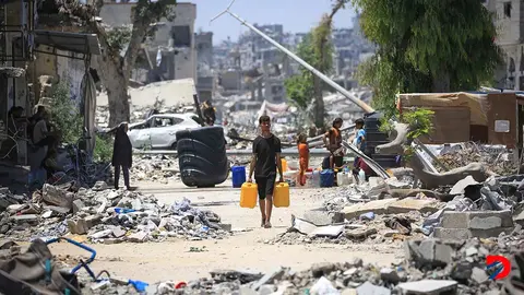 Mientras la guerra contin&uacute;a, un palestino camina en medio de los edificios destruidos en Khan Yunis, en el sur de Gaza. Foto: Eyad Baba / AFP.