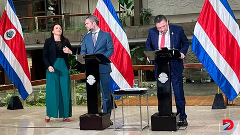 El ministro de Comunicaci&oacute;n, Jorge Rodr&iacute;guez, y el presidente, Rodrigo Chaves, criticaron el informe de la Comisi&oacute;n Especial Legislativa que investig&oacute; el manejo de la pauta publicitaria estatal. Foto: S&oacute;crates Colindres.