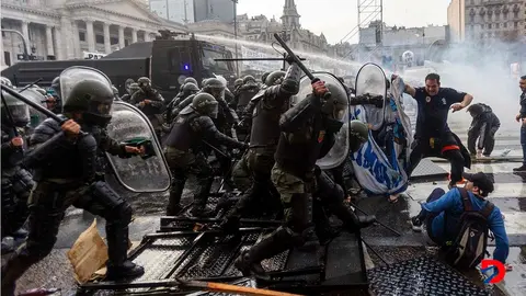 A pesar de las manifestaciones en contra en las calles, el Congreso de Argentina aprtob&oacute; un paquete de reformas del presidente Javier Miley. Foto: Tomas Cuesta.