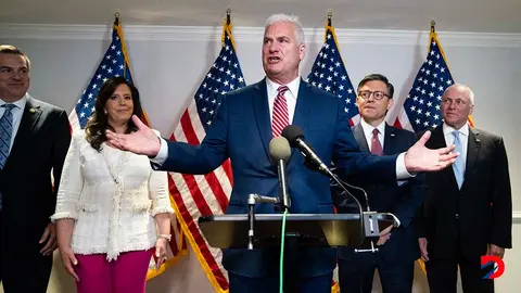 El representante por Minnesota, Tom Emmer habla con la prensa despu&eacute;s de una reuni&oacute;n de su bancada con Donald Trump. Foto: Tom Williams / Pool / AFP.