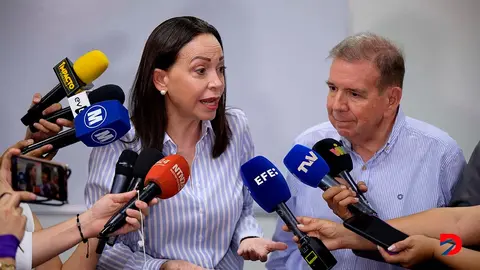 Mar&iacute;a Corina Machado, l&iacute;der de la oposici&oacute;n en Venezuela, habla al lado del candidato de la oposici&oacute;n, Edmundo Gonz&aacute;lez. Foto: Gabriela Oraa / AFP.