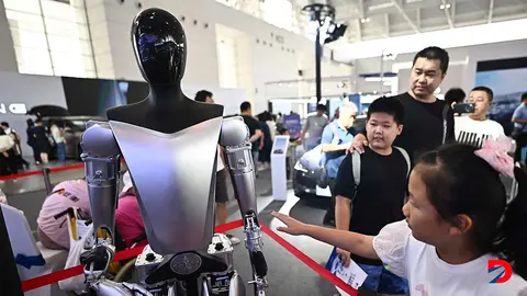 Un robot humanoide de Tesla fue parte de la exposici&oacute;n en Tianjin, en pasado 23 de junio. Foto. Pedro Pardo / AFP.