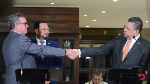 Momentos en que el regulador general de la ARESEP, Eric Bogantes estrechaba la mano del mandatario Rodrigo Chaves, quien se mostr&oacute; complacido porque las tarifas el&eacute;ctricas en el 2025 ser&aacute;n similares a las actuales. Los observa Marco Acu&ntilde;a, presidente ejecutivo del ICE. Foto S&oacute;crates Colindres