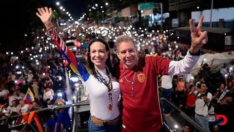El candidato presidencial de la oposici&oacute;n venezolana, Edmundo Gonz&aacute;lez, junto a la l&iacute;der de la oposici&oacute;n, Mar&iacute;a Corina Machado. Foto: Gabriela Oraa / AFP.