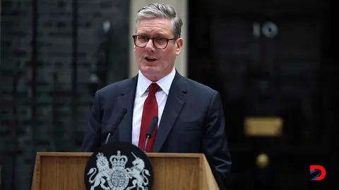 El nuevo primer ministro brit&aacute;nico, Keir Starmer, durante su primer discurso en el n&uacute;mero 10 de Downing Street, en Londres, su residencia oficial. Foto: Henry Nicholls / AFP.