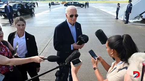 El presidente de Estados Unidos, Joe Biden, habla con los periodistas antes de abordar su avi&oacute;n en Madison, Wisconsin. Foto: Saul Loeb / AFP.