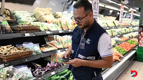 Un inspector de la Defensor&iacute;a del Consumidor de El Salvador revisa los precios de diferentes frutas y vegetales en un supermercado privado. Foto: Marvin Recinos / AFP.