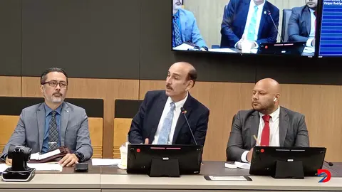 El legisladore de Liberaci&oacute;n Nacional Francisco Nicol&aacute;s fue uno de los m&aacute;s incisivos al realizar las consultas al subdirector de DGAC. Foto S&oacute;crates Colindres