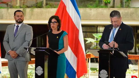 Paula Bogantes,  jerarca del MICITT, Marco Acu&ntilde;a, presidente ejecutivo del ICE y el presidente de la Rep&uacute;blica, Rodrigo Chaves criticaron la lentitud en la gesti&oacute;n tramitada por el Tribunal Contencioso Administrativo que tiene frenada la aplicaci&oacute;n del reglamento de 5G. Foto: S&oacute;crates Colindres.