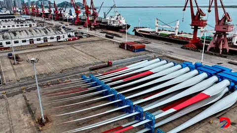 Turbinas de viento en el puerto de Lianyungang, en el este de China. Foto: AFP.