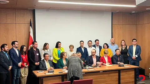 Alcaldes de varios cantones junto a los diputados estuvieron presentes en la Asamblea Legislativa para la presentaci&oacute;n del proyecto para traslado de recursos para atenci&oacute;n de carreteras. Foto S&oacute;crates Colindres