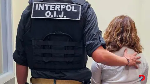 Agentes del OIJ-Interpol detuvieron a una mujer de nacionalidad mexicana requerida por supuestos delitos de narcotr&aacute;fico y lavado de dinero. Foto OIJ