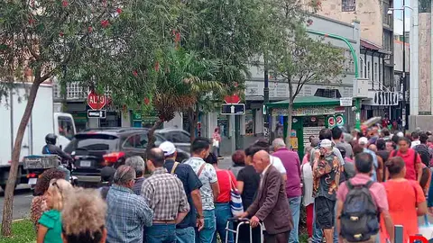 Este lunes hab&iacute;a largas filas en los puntos fijos de venta de chances y loter&iacute;a de la JPS, dado a que especulaci&oacute;n en precios de los revendedores era muy alta. Foto: Krissia Morris Gray.