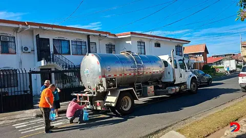 A ra&iacute;z de la emergencia que afecta a vecinos de Barranca, Chacarita y Esparza, el AyA suministra agua potable en las zonas afectadas.