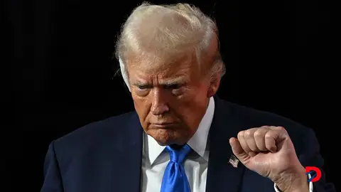 El expresidente de Estados Unidos, Donald Trump, al abandonar la sala donde se desarroll&oacute; el segundo d&iacute;a de la Convenci&oacute;n Nacional Republicana. Foto: Andrew Caballero &ndash; Reynolds / AFP.