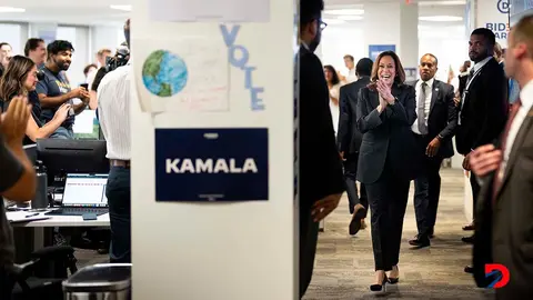 La vicepresidenta de Estados Unidos, Kamala Harris camina por la sede de su campa&ntilde;a, al donde lleg&oacute; a presentarse este lunes por la tarde. Foto: Erin Schaff / Pool / AFP.