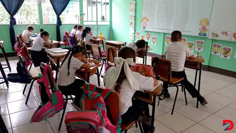 El contar con un sistema educativo es necesario para evitar que las familias caigan en la pobreza.
