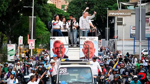 El candidato presidencial de la oposici&oacute;n en Venezuela, Edmundo Gonz&aacute;lez y la l&iacute;der opositora, Corina Machado, durante el acto de cierre de campa&ntilde;a, en Caracas. Foto: Federico Parra / AFP.