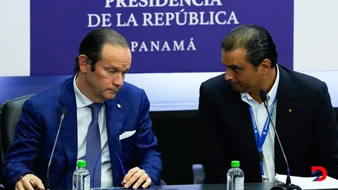 El canciller de Panam&aacute;, Javier Mart&iacute;nez, durante una conferencia de prensa junto al director de Aviaci&oacute;n Civil, Rafael B&aacute;rcenas, explic&oacute; la situaci&oacute;n del bloqueo de las autoridades venezolanas. Foto: Arnulfo Franco / AFP.