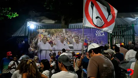 Simpatizantes del opositor Edmundo Gonz&aacute;lez se re&uacute;nen para esperar los resultados de las elecciones presidenciales en Venezuela. Foto: Ra&uacute;l Arboleda / AFP.