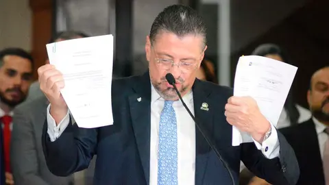 Rodrigo Chaves, presidente de la Rep&uacute;blica, con la nueva versi&oacute;n del proyecto de Ley Jaguar. Foto: S&oacute;crates Colindres.