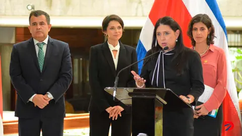 Cinthya Arias, presidenta del Consejo de la SUTEL, indici&oacute; que la instancia cumpli&oacute; a tiemo todas las fases previas de la publicaci&oacute;n del cartel. En la foto Paula Bogantes, jerarca del MICITT y otros miembros de la SUTEL. Foto S&oacute;crates Colindres