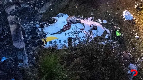 Vista del lugar donde cay&oacute; un avi&oacute;n que hac&iacute;a un vuelo interno en el estado de Sao Paulo, Brasil. Todos los ocupantes murieron. Foto: Miguel Schincariol / AFP.