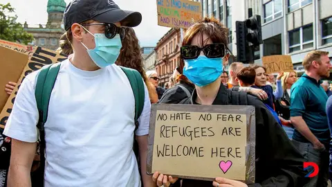 Un grupo de manifestantes en favor de la unidad y en contra de la divisi&oacute;n por motivos raciales, se congreg&oacute; en Belfast, Irlanda. Foto: Paul Faith / AFP.