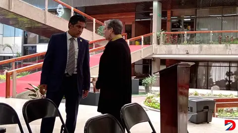 Nogui Acosta y Anna Katharina M&uuml;ller, ministros de Hacienda y de Educaci&oacute;n P&uacute;blica, respectivamente, conversaron durante varios minutos en Casa Presidencial, donde coincidieron, en entrevistas por separado con www.despertar.cr que la negociaci&oacute;n del FEES deber&iacute;a terminar este viernes.  Foto: Krissia Morris Gray.