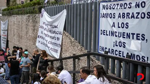 Trabajadores judiciales iniciaron desde el lunes una huelga, en contra de la reforma al sistema judicial que promueve el presidente Andr&eacute;s Manuel L&oacute;pez Obrador. Foto: Yuri Cortez / AFP.
